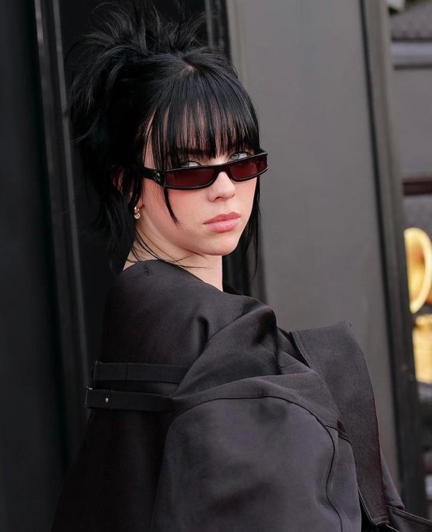 Kacamata dan Rambut Hitam