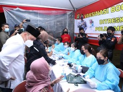 Polda Metro Gelar Vaksinasi Malam Hari di Masjid Istiqlal