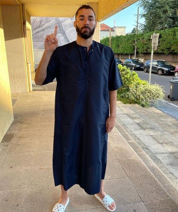 Karim Benzema/Foto : instagram.com/karimbenzema Karim Benzema tampil bersahaja mengenakan baju khas negara Arab berwarna biru