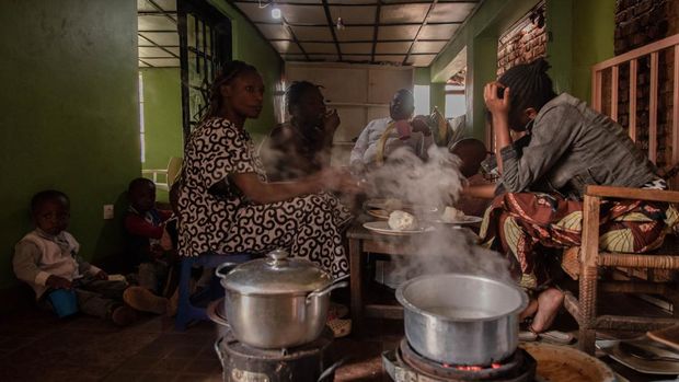 Chirhuza Zagabe's (not seen) family eats lunch in the kitchen in Bukavu, eastern Democratic Republic of Congo, on March 20, 2022. - Chirhuza Zagabe, 60, is a pastor of the 