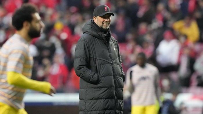 Liverpools manager Jurgen Klopp watches his players warm up before the Champions League quarterfinals, first leg, soccer match between Benfica and Liverpool at the Luz stadium in Lisbon, Tuesday, April 5, 2022. (AP Photo/Armando Franca)