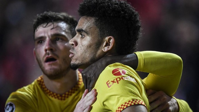 Liverpools Colombian midfielder Luis Diaz celebrates with teammates after scoring his teams third goal during the UEFA Champions League quarter final first leg football match between SL Benfica and Liverpool FC at the Luz stadium in Lisbon on April 5, 2022. (Photo by PATRICIA DE MELO MOREIRA / AFP)