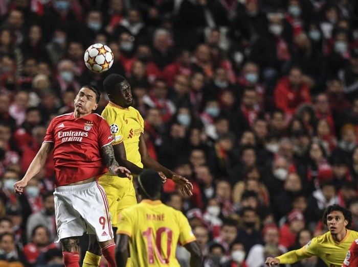 Benfica's Uruguayan forward Darwin Nunez (L) and Liverpool's Guinean midfielder Naby Keita head the ball during the UEFA Champions League quarter final first leg football match between SL Benfica and Liverpool FC at the Luz stadium in Lisbon on April 5, 2022. (Photo by PATRICIA DE MELO MOREIRA / AFP)