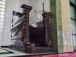 Mimbar Bekas Altar, Simbol Toleransi di Masjid Baitul Muttaqin Mojokerto