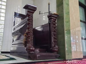Mimbar Bekas Altar, Simbol Toleransi di Masjid Baitul Muttaqin Mojokerto Mimbar Bekas Altar, Simbol Toleransi di Masjid Baitul Muttaqin Mojokerto