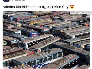Kocak! Meme Parkir Bus Atletico Lawan Manchester City