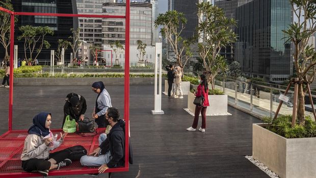 Pengunjung menanti waktu berbuka puasa di Sky Deck Sarinah, Jakarta, Rabu (6/4/2022). Kawasan tersebut menjadi salah satu destinasi baru bagi warga Jakarta dan sekitarnya untuk menanti waktu berbuka puasa atau ngabuburit bersama keluarga dan kerabat. ANTARA FOTO/Aprillio Akbar/rwa.