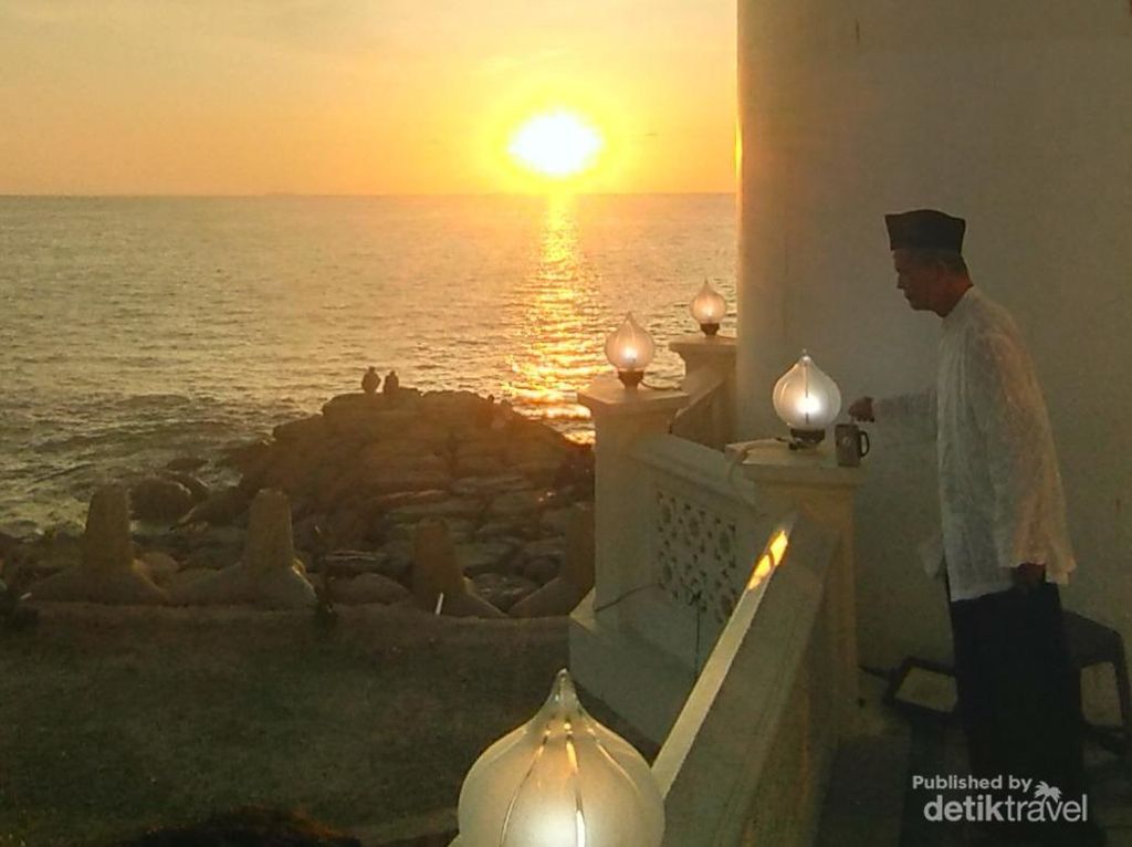 Menyongsong Ramadan dari Masjid Al-Hakim di Tepian Pantai Padang
