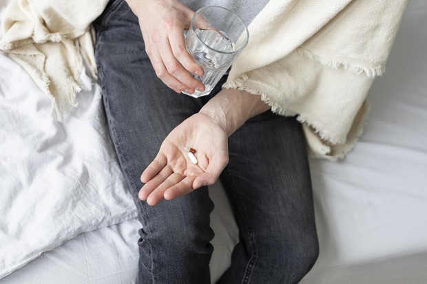 Minum obat/ Foto: freepik.com/Freepik