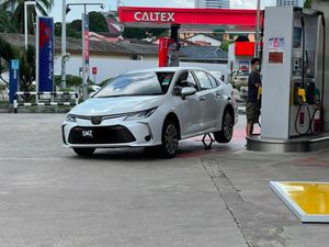 Nggak Mau Rugi! Mobil Isi BBM Lebih Murah Pakai Dongkrak Sampai Full Tank Nggak Mau Rugi! Mobil Isi BBM Lebih Murah Pakai Dongkrak Sampai Full Tank