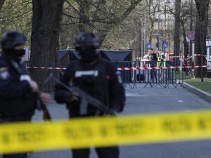 Gerbang Kedutaan Besar Rusia di Ditabrak Mobil, Pengendaranya Tewas Gerbang Kedutaan Besar Rusia di Ditabrak Mobil, Pengendaranya Tewas