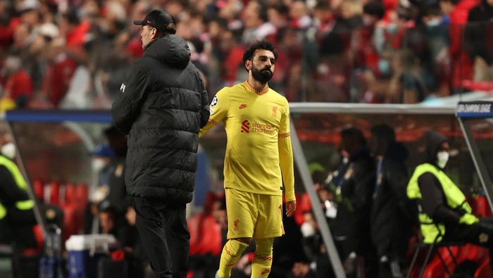 LISBON, PORTUGAL - APRIL 05: Mohamed Salah of Liverpool shakes hands with Jurgen Klopp, Manager of Liverpool during the UEFA Champions League Quarter Final Leg One match between SL Benfica and Liverpool FC at Estadio da Luz on April 05, 2022 in Lisbon, Portugal. (Photo by Julian Finney/Getty Images)