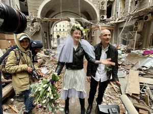 Potret Pasangan Botak Menikah Jadi Viral, Kisah di Baliknya Bikin Tersentuh