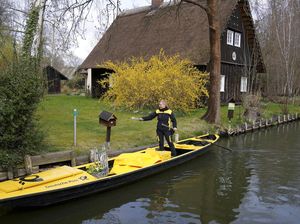 Nggak Biasa, Tukang Pos di Jerman Antar Surat Naik Perahu