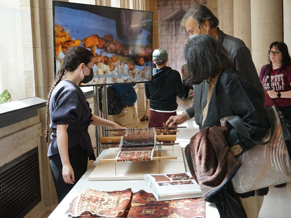 Antusiasnya Warga AS Melihat Pameran Kain Tenun Ikat dan Batik Antusiasnya Warga AS Melihat Pameran Kain Tenun Ikat dan Batik