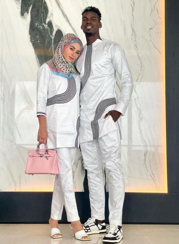 Paul Pogba dan istri/Foto : instagram.com/paulpogba bersama sang istri, Paul Pogba tampil serasi mengenaka tunik berwarna putih dengan motif garis