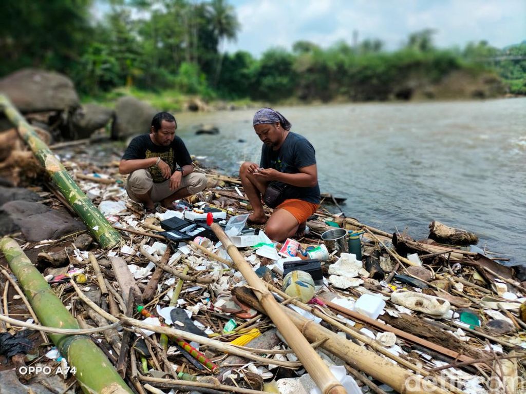 Ecoton Somasi Ridwan Kamil Imbas Temuan Mikroplastik di 5 Sungai Jabar
