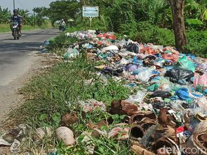 Jorok! Pinggir Jalan Onggorawe Demak Jadi Tempat Pembuangan Sampah