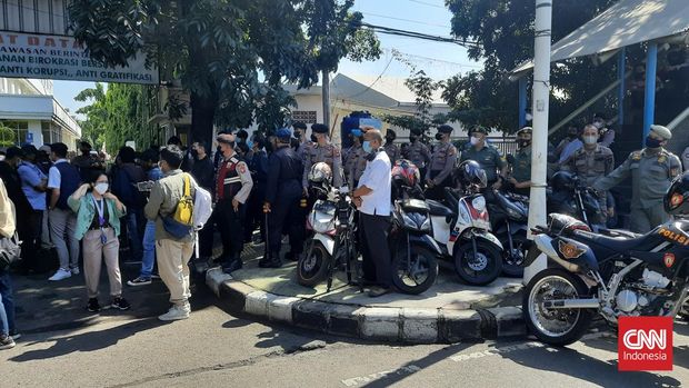 Puluhan aparat gabungan mengamankan sidnag vonis Munarman di gerbang masuk Pengadilan Negeri Jakarta Timur, Rabu (6/4).