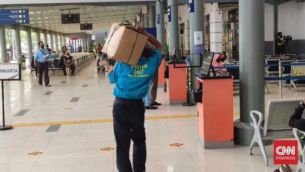 Sejumlah porter di kawasan Stasiun Pasar Senen nampak menawarkan jasa mengangkut barang milik penumpang, Selasa (5/4).
