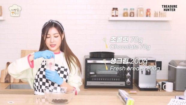 Potret Hayoung Apink mempersiapkan bahan krim cokelat