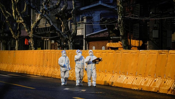 Shanghai sudah memberlakukan lockdown sejak selesai bulan lalu. Pusat keuangan di Negeri Tirai Bambu itu pun sekarang sunyi, jauh dari hiruk-pikuk kota sehari-hari.