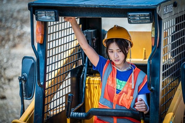 Potret Kim Hye Yoon dalam film A Girl on a Bulldozer