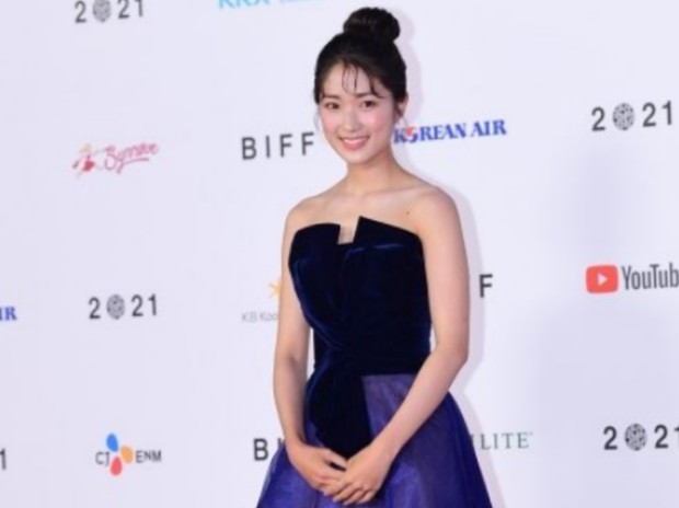Potret Kim Hye Yoon menghadiri Busan International Film Fesitival