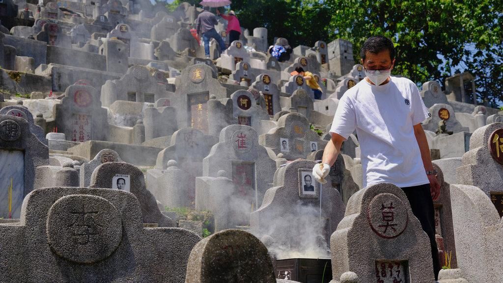 Di Tengah Suasana Pandemi, Tradisi Ini Tetap Dilakukan di Hong Kong