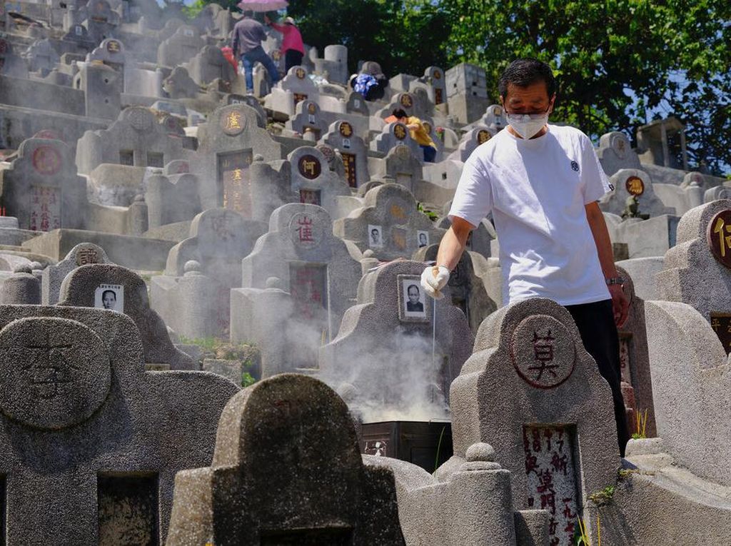 Di Tengah Suasana Pandemi, Tradisi Ini Tetap Dilakukan di Hong Kong