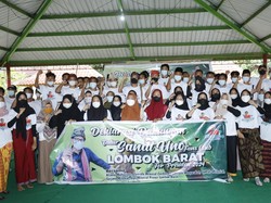 Sambil Bagi Sembako, Milenial NTB Deklarasi Dukung Sandiaga Maju Capres