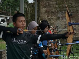 Seru! Remaja di Banjarnegara Ngabuburit Sambil Belajar Panahan