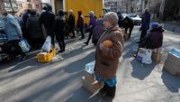 Rusia-Ukraina Masih Perang, Warga Mariupol Antre Pembagian Makanan