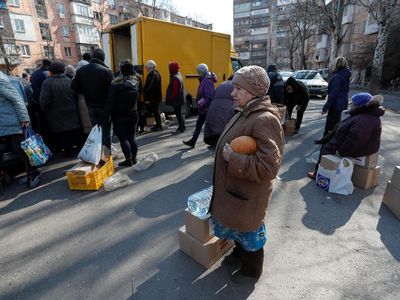 Rusia-Ukraina Masih Perang, Warga Mariupol Antre Pembagian Makanan