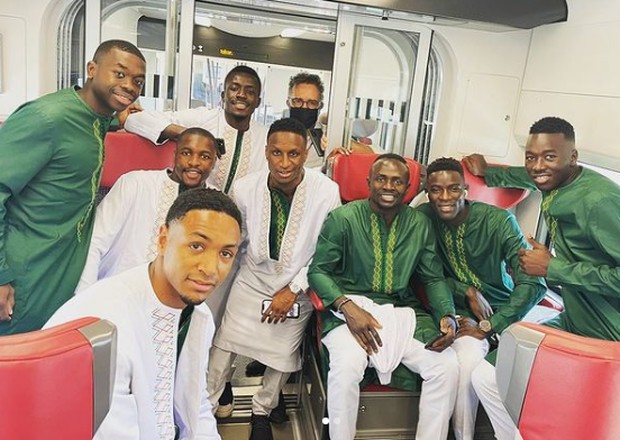 Sadio Mane/Foto : instagram.com/sadiomaneofficiel Sadio Mane tampil kompak bersama rekan-rekannya mengenakan tunik khas Senegal berwarna hijau