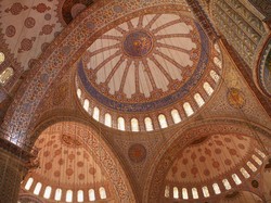 4 Warna yang Sering Diidentikkan dengan Bangunan Islam