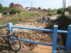 Lagi-lagi Sampah Menumpuk di Sungai Piji, Warga Tunggu Solusi Pemkab Kudus