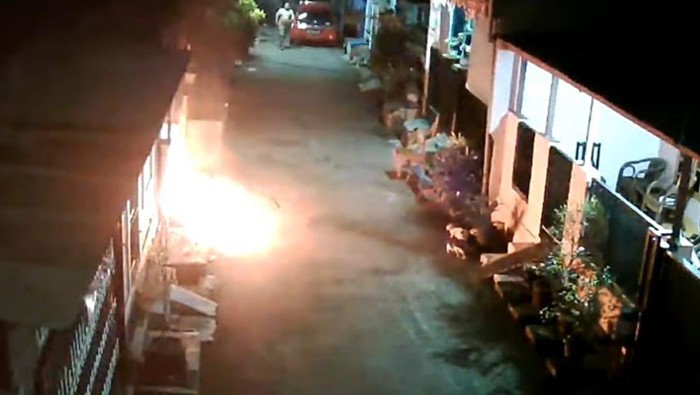Sebuah video memperlihatkan seorang pria diduga hendak mencoba membakar rumah viral di media sosial (medsos). Polisi tengah menyelidiki kasus tersebut. (dok Istimewa)