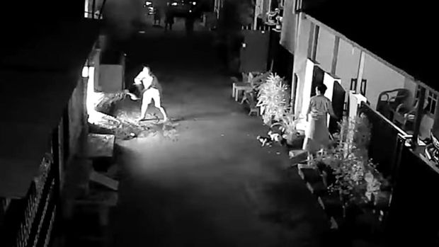 Sebuah video memperlihatkan seorang pria diduga hendak mencoba membakar rumah viral di media sosial (medsos). Polisi tengah menyelidiki kasus tersebut. (dok Istimewa)