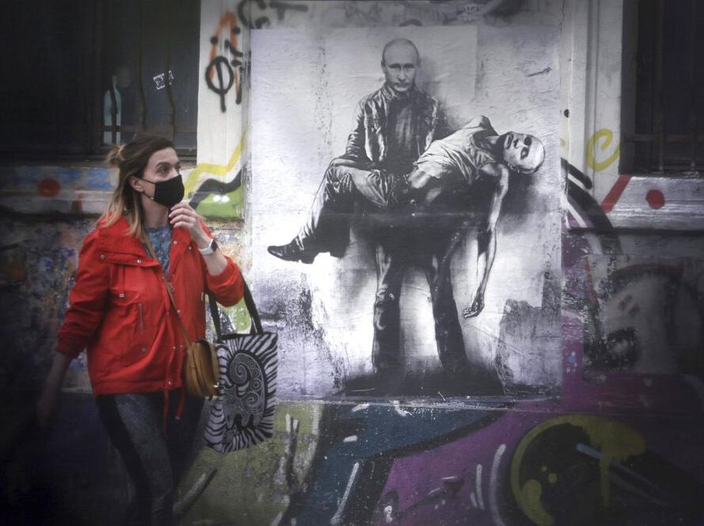Seniman Bikin Mural Presiden Putin Bopong Mayatnya Sendiri