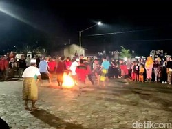 Ngeri Tapi Seru! Tradisi Sepakbola Api di Tegal Saat Ramadan