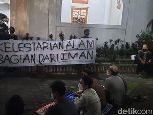 Ganjar Ceramah Tarawih di UGM, Jemaah Usung Spanduk Solidaritas Wadas