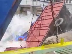 Truk Pengangkut Sembako Tercebur ke Laut, Sopir Selamat