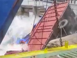 Truk Pengangkut Sembako Tercebur ke Laut, Sopir Selamat