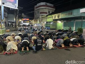 Tarawih di Masjid Mungil Parepare, Jemaah Sampai Meluber ke Jalan