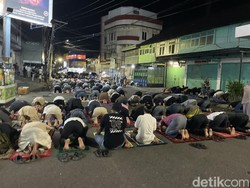 Tarawih di Masjid Mungil Parepare, Jemaah Sampai Meluber ke Jalan