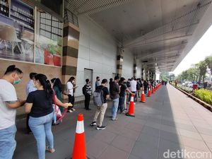 Antusias Warga Vaksin Booster, Antrean di Royal Plaza Mengular 100 Meter