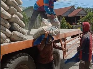 Viral Remaja Berhijab Kerja Jadi Kuli Angkat Semen, Alasannya Bikin Haru Viral Remaja Berhijab Kerja Jadi Kuli Angkat Semen, Alasannya Bikin Haru