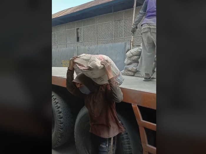 Wanita berhijab viral kerja jadi kuli angkat semen.