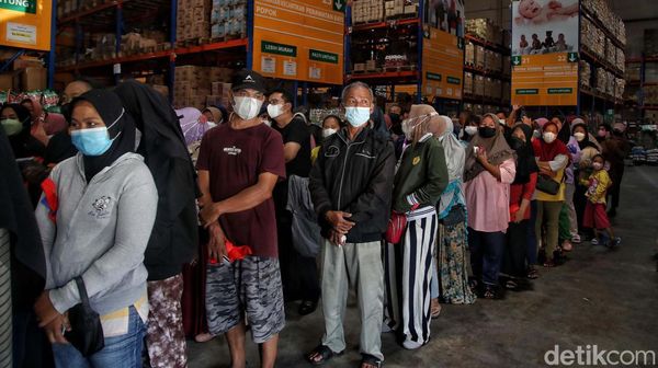 Ramai-ramai Antre Sembako Harga Miring di Kramat Jati